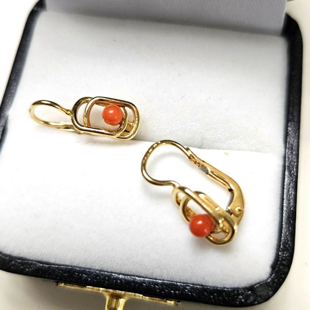 18kt yellow gold earring and coral. 2.36gr